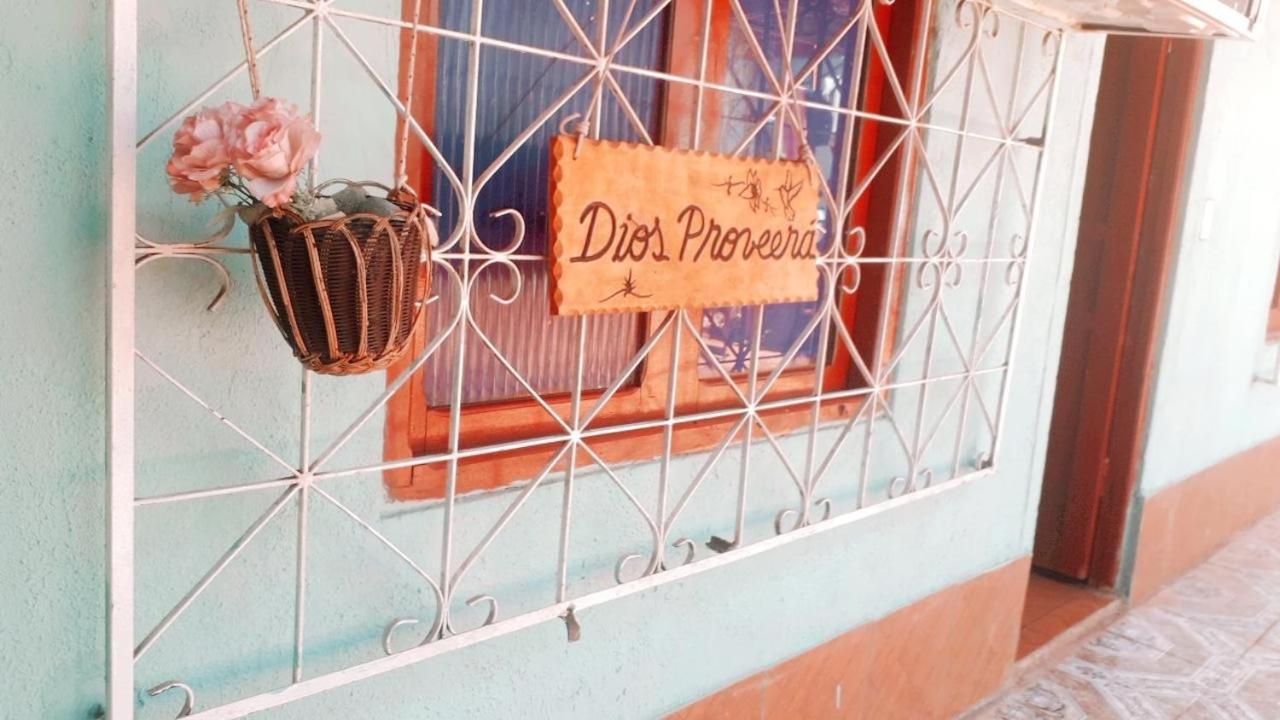 Alojamiento Picaflor Iguazu Hostel ปูแอร์โตอีกวาซู ภายนอก รูปภาพ