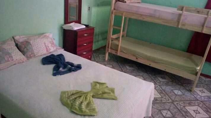 Alojamiento Picaflor Iguazu Hostel ปูแอร์โตอีกวาซู ภายนอก รูปภาพ