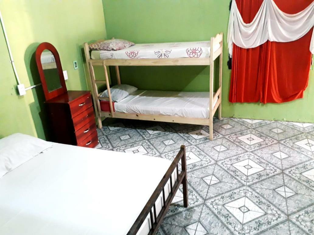 Alojamiento Picaflor Iguazu Hostel ปูแอร์โตอีกวาซู ภายนอก รูปภาพ